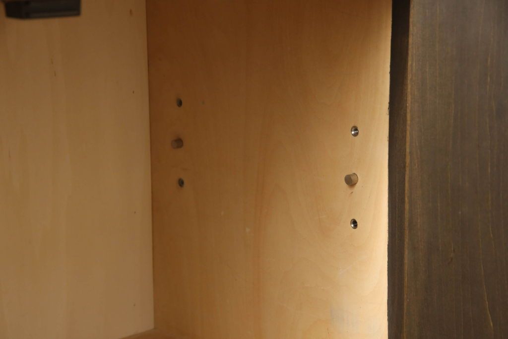 ローボードの見た目を変えずに綺麗にリペア!修繕箇所は本体と馴染ませ、木部は現状をベースにして1トーン程落ち着いた色味に着色。(テレビ台、テレビボード、収納棚、吊り戸棚、ヴィンテージ)