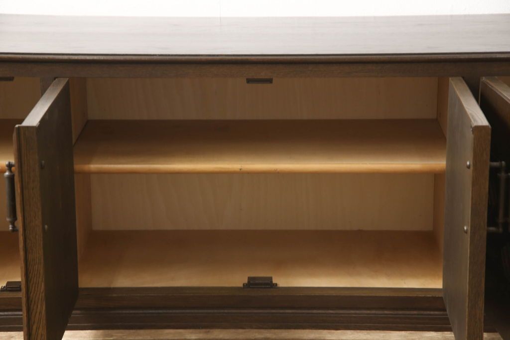 ローボードの見た目を変えずに綺麗にリペア!修繕箇所は本体と馴染ませ、木部は現状をベースにして1トーン程落ち着いた色味に着色。(テレビ台、テレビボード、収納棚、吊り戸棚、ヴィンテージ)