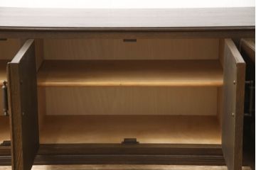 ローボードの見た目を変えずに綺麗にリペア!修繕箇所は本体と馴染ませ、木部は現状をベースにして1トーン程落ち着いた色味に着色。(テレビ台、テレビボード、収納棚、吊り戸棚、ヴィンテージ)