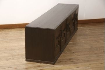 ローボードの見た目を変えずに綺麗にリペア!修繕箇所は本体と馴染ませ、木部は現状をベースにして1トーン程落ち着いた色味に着色。(テレビ台、テレビボード、収納棚、吊り戸棚、ヴィンテージ)