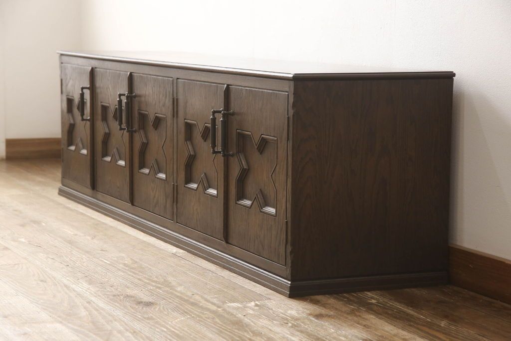 ローボードの見た目を変えずに綺麗にリペア!修繕箇所は本体と馴染ませ、木部は現状をベースにして1トーン程落ち着いた色味に着色。(テレビ台、テレビボード、収納棚、吊り戸棚、ヴィンテージ)