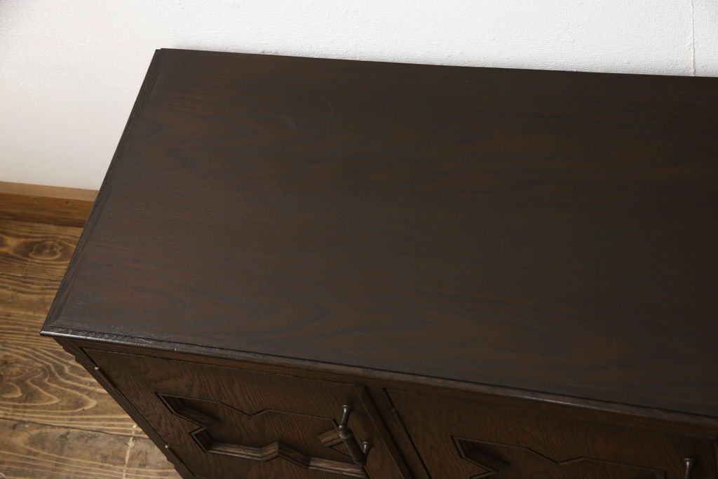 ローボードの見た目を変えずに綺麗にリペア!修繕箇所は本体と馴染ませ、木部は現状をベースにして1トーン程落ち着いた色味に着色。(テレビ台、テレビボード、収納棚、吊り戸棚、ヴィンテージ)