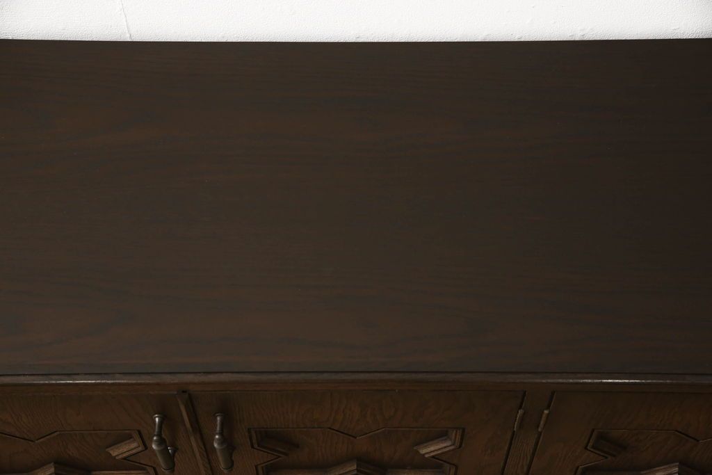 ローボードの見た目を変えずに綺麗にリペア!修繕箇所は本体と馴染ませ、木部は現状をベースにして1トーン程落ち着いた色味に着色。(テレビ台、テレビボード、収納棚、吊り戸棚、ヴィンテージ)