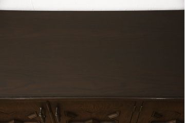 ローボードの見た目を変えずに綺麗にリペア!修繕箇所は本体と馴染ませ、木部は現状をベースにして1トーン程落ち着いた色味に着色。(テレビ台、テレビボード、収納棚、吊り戸棚、ヴィンテージ)