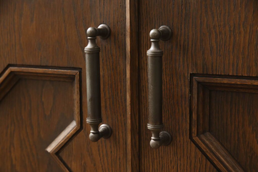 ローボードの見た目を変えずに綺麗にリペア!修繕箇所は本体と馴染ませ、木部は現状をベースにして1トーン程落ち着いた色味に着色。(テレビ台、テレビボード、収納棚、吊り戸棚、ヴィンテージ)