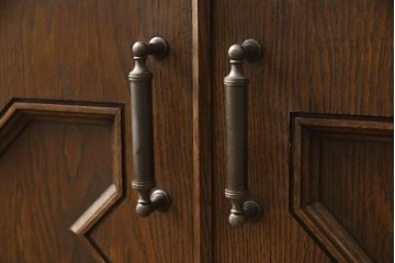 ローボードの見た目を変えずに綺麗にリペア!修繕箇所は本体と馴染ませ、木部は現状をベースにして1トーン程落ち着いた色味に着色。(テレビ台、テレビボード、収納棚、吊り戸棚、ヴィンテージ)