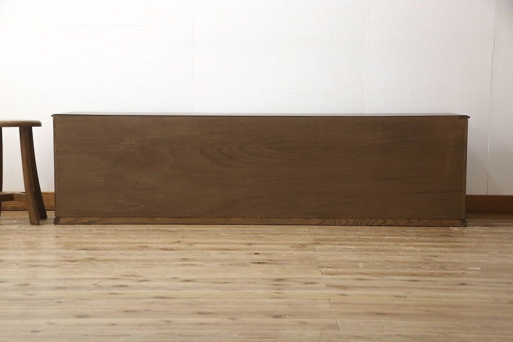 ローボードの見た目を変えずに綺麗にリペア!修繕箇所は本体と馴染ませ、木部は現状をベースにして1トーン程落ち着いた色味に着色。(テレビ台、テレビボード、収納棚、吊り戸棚、ヴィンテージ)