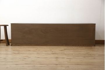 ローボードの見た目を変えずに綺麗にリペア!修繕箇所は本体と馴染ませ、木部は現状をベースにして1トーン程落ち着いた色味に着色。(テレビ台、テレビボード、収納棚、吊り戸棚、ヴィンテージ)