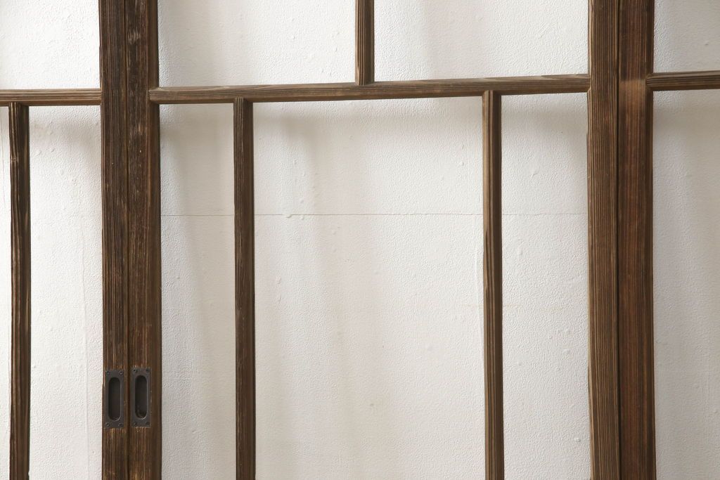 木製ガラス戸4枚をリペア&カスタム!高さと幅をリサイズし、戸車・引手は新しいものを取り付け。ねじ込み錠を調節・移設し、元の穴は新材を用いた埋木にて処置。(引き戸、建具)