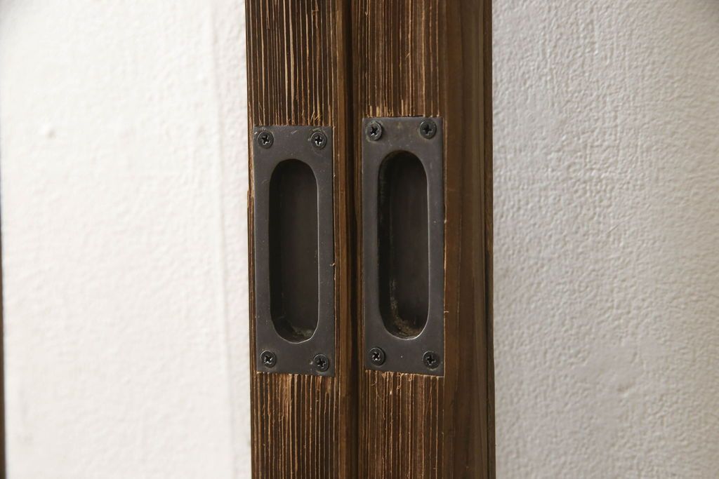 木製ガラス戸4枚をリペア&カスタム!高さと幅をリサイズし、戸車・引手は新しいものを取り付け。ねじ込み錠を調節・移設し、元の穴は新材を用いた埋木にて処置。(引き戸、建具)