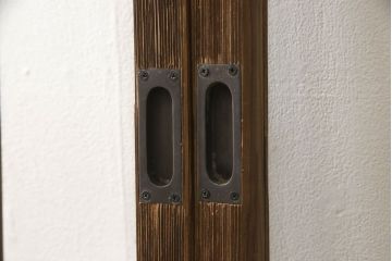 木製ガラス戸4枚をリペア&カスタム!高さと幅をリサイズし、戸車・引手は新しいものを取り付け。ねじ込み錠を調節・移設し、元の穴は新材を用いた埋木にて処置。(引き戸、建具)