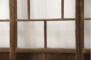 木製ガラス戸4枚をリペア&カスタム!高さと幅をリサイズし、戸車・引手は新しいものを取り付け。ねじ込み錠を調節・移設し、元の穴は新材を用いた埋木にて処置。(引き戸、建具)