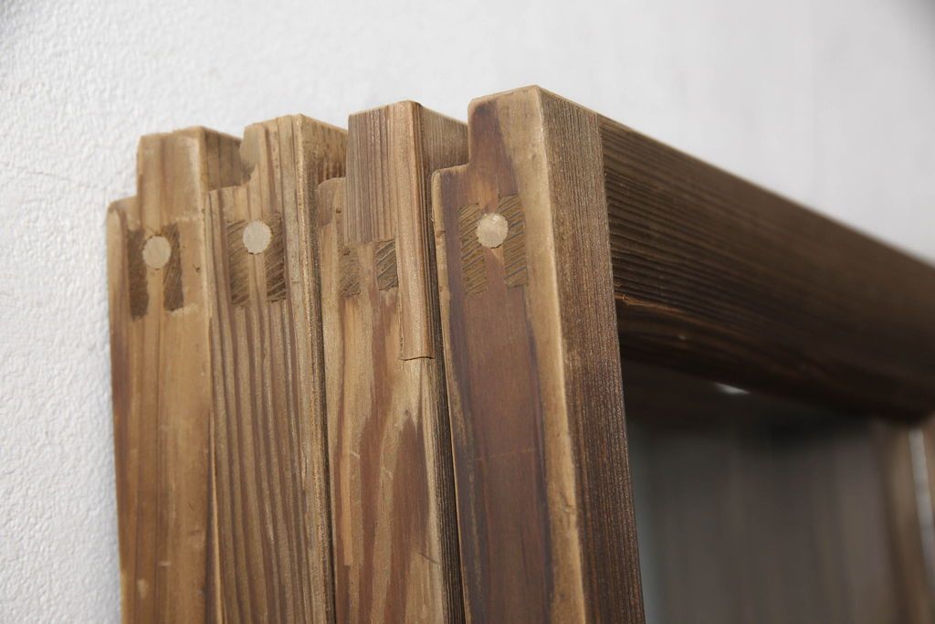 木製ガラス戸4枚をリペア&カスタム!高さと幅をリサイズし、戸車・引手は新しいものを取り付け。ねじ込み錠を調節・移設し、元の穴は新材を用いた埋木にて処置。(引き戸、建具)