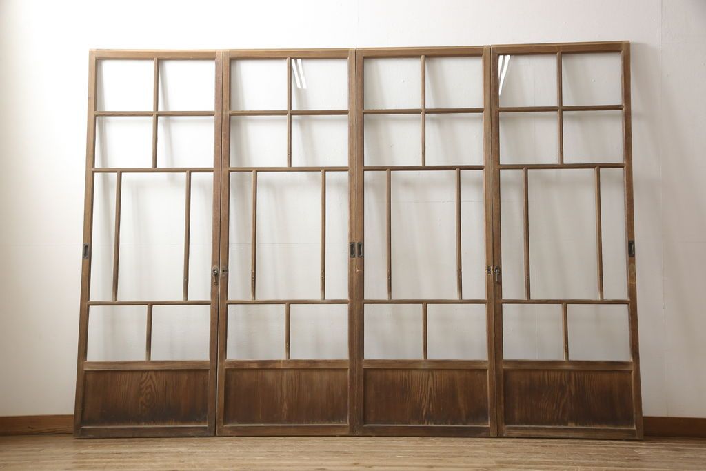 木製ガラス戸4枚をリペア&カスタム!高さと幅をリサイズし、戸車・引手は新しいものを取り付け。ねじ込み錠を調節・移設し、元の穴は新材を用いた埋木にて処置。(引き戸、建具)