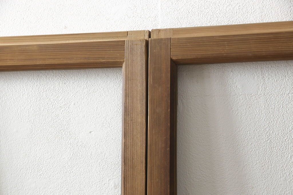 木製ガラス戸4枚をリペア&カスタム!高さと幅をリサイズし、戸車・引手は新しいものを取り付け。ねじ込み錠を調節・移設し、元の穴は新材を用いた埋木にて処置。(引き戸、建具)