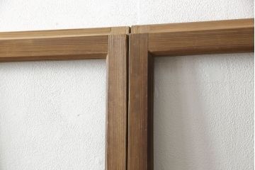 木製ガラス戸4枚をリペア&カスタム!高さと幅をリサイズし、戸車・引手は新しいものを取り付け。ねじ込み錠を調節・移設し、元の穴は新材を用いた埋木にて処置。(引き戸、建具)