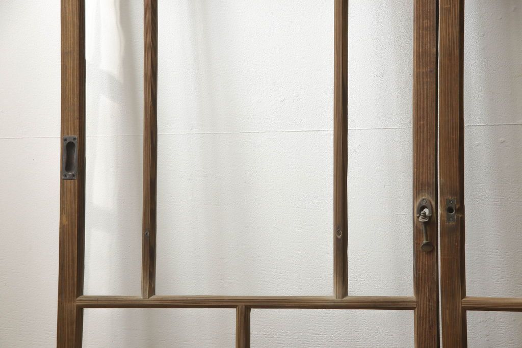 木製ガラス戸4枚をリペア&カスタム!高さと幅をリサイズし、戸車・引手は新しいものを取り付け。ねじ込み錠を調節・移設し、元の穴は新材を用いた埋木にて処置。(引き戸、建具)
