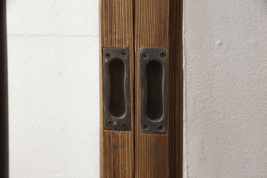 木製ガラス戸4枚をリペア&カスタム!高さと幅をリサイズし、戸車・引手は新しいものを取り付け。ねじ込み錠を調節・移設し、元の穴は新材を用いた埋木にて処置。(引き戸、建具)