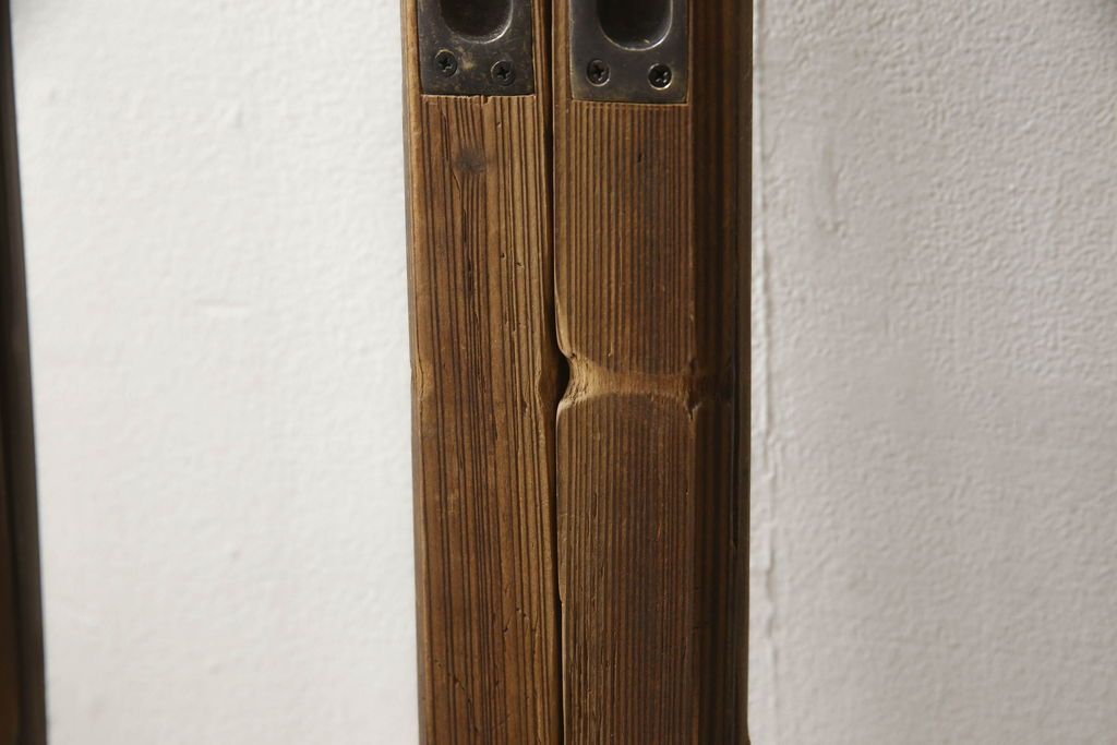 木製ガラス戸4枚をリペア&カスタム!高さと幅をリサイズし、戸車・引手は新しいものを取り付け。ねじ込み錠を調節・移設し、元の穴は新材を用いた埋木にて処置。(引き戸、建具)