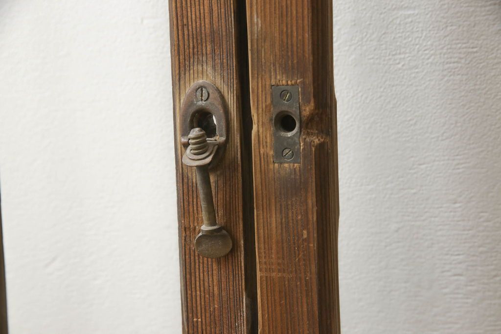 木製ガラス戸4枚をリペア&カスタム!高さと幅をリサイズし、戸車・引手は新しいものを取り付け。ねじ込み錠を調節・移設し、元の穴は新材を用いた埋木にて処置。(引き戸、建具)