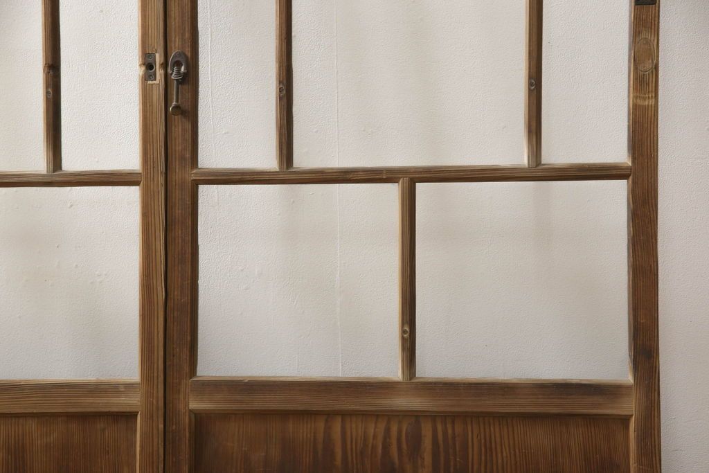 木製ガラス戸4枚をリペア&カスタム!高さと幅をリサイズし、戸車・引手は新しいものを取り付け。ねじ込み錠を調節・移設し、元の穴は新材を用いた埋木にて処置。(引き戸、建具)