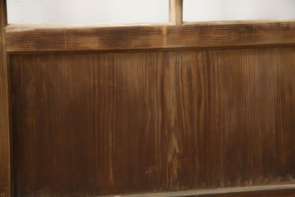 木製ガラス戸4枚をリペア&カスタム!高さと幅をリサイズし、戸車・引手は新しいものを取り付け。ねじ込み錠を調節・移設し、元の穴は新材を用いた埋木にて処置。(引き戸、建具)