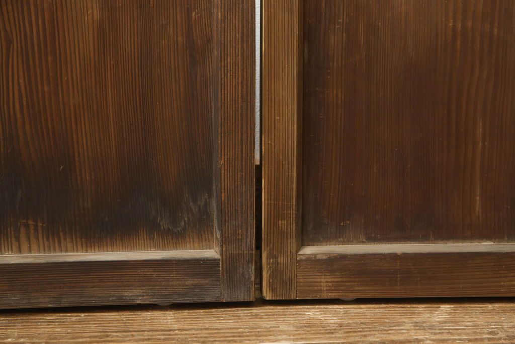 木製ガラス戸4枚をリペア&カスタム!高さと幅をリサイズし、戸車・引手は新しいものを取り付け。ねじ込み錠を調節・移設し、元の穴は新材を用いた埋木にて処置。(引き戸、建具)