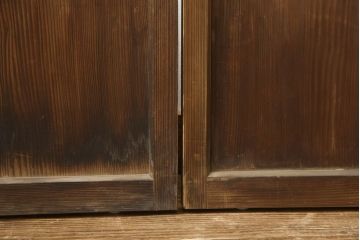 木製ガラス戸4枚をリペア&カスタム!高さと幅をリサイズし、戸車・引手は新しいものを取り付け。ねじ込み錠を調節・移設し、元の穴は新材を用いた埋木にて処置。(引き戸、建具)