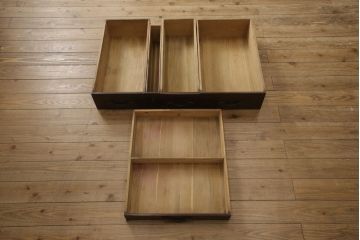 二段重ね箪笥をリペア&カスタム!上段の内部に棚板を製作し取付け。現状をベースに1トーン落ち着いた色味に着色仕上げ。(時代箪笥、和タンス)