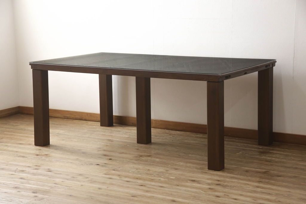 明治期の蔵戸をリペア&カスタム!脚5本を取り付け、天板用ガラスを製作しテーブルにリメイク。全体を蔵戸の色に合わせて着色仕上げ。(ダイニングテーブル)