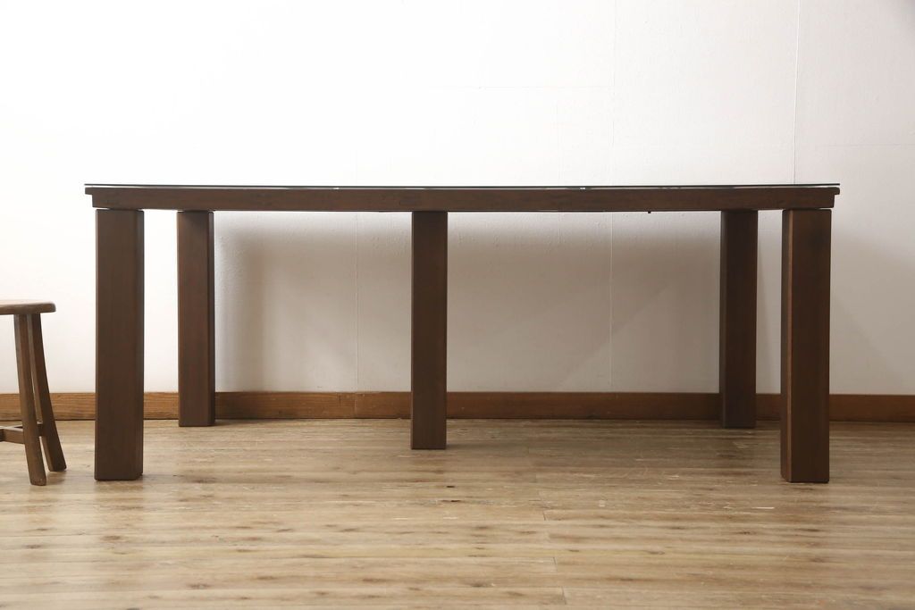 明治期の蔵戸をリペア&カスタム!脚5本を取り付け、天板用ガラスを製作しテーブルにリメイク。全体を蔵戸の色に合わせて着色仕上げ。(ダイニングテーブル)