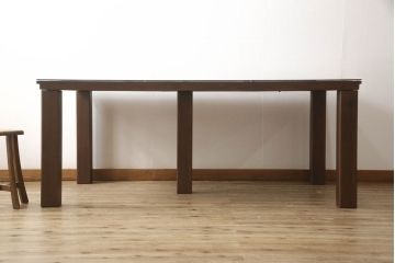 明治期の蔵戸をリペア&カスタム!脚5本を取り付け、天板用ガラスを製作しテーブルにリメイク。全体を蔵戸の色に合わせて着色仕上げ。(ダイニングテーブル)