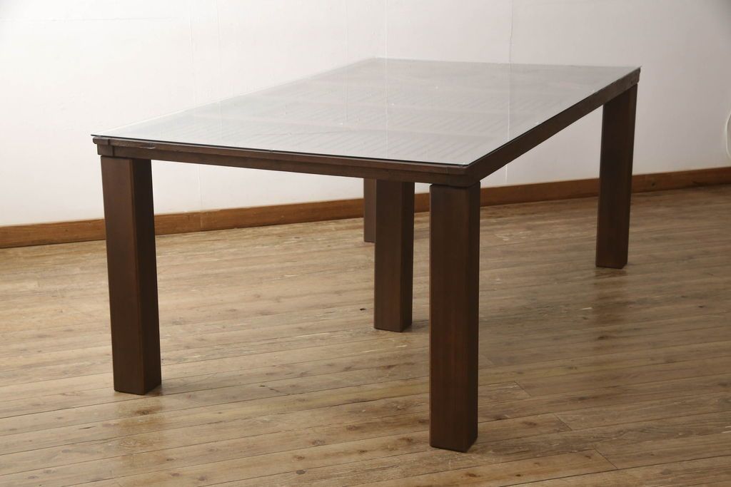 明治期の蔵戸をリペア&カスタム!脚5本を取り付け、天板用ガラスを製作しテーブルにリメイク。全体を蔵戸の色に合わせて着色仕上げ。(ダイニングテーブル)