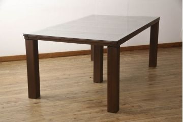 明治期の蔵戸をリペア&カスタム!脚5本を取り付け、天板用ガラスを製作しテーブルにリメイク。全体を蔵戸の色に合わせて着色仕上げ。(ダイニングテーブル)