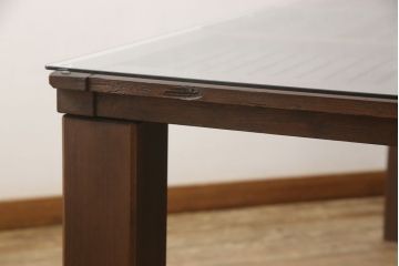 明治期の蔵戸をリペア&カスタム!脚5本を取り付け、天板用ガラスを製作しテーブルにリメイク。全体を蔵戸の色に合わせて着色仕上げ。(ダイニングテーブル)