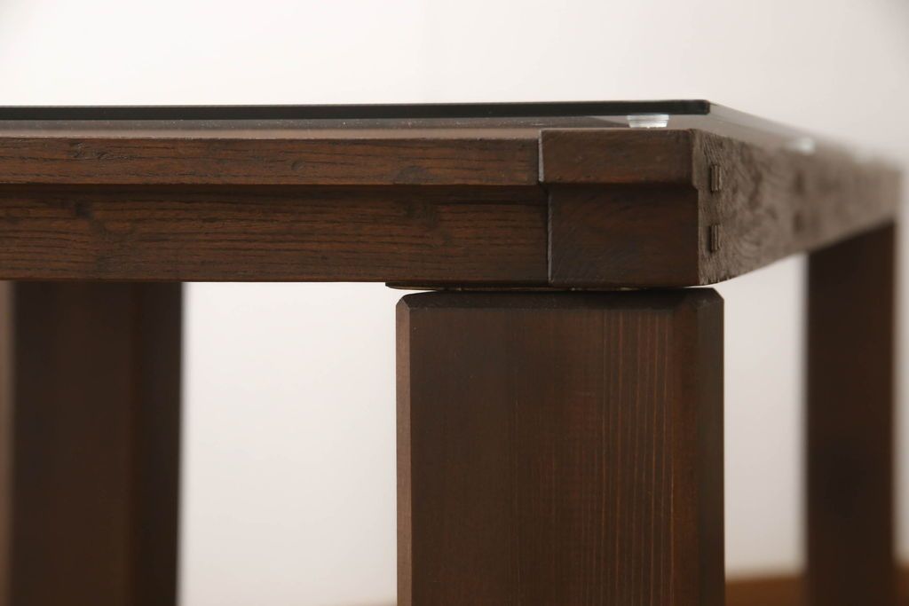 明治期の蔵戸をリペア&カスタム!脚5本を取り付け、天板用ガラスを製作しテーブルにリメイク。全体を蔵戸の色に合わせて着色仕上げ。(ダイニングテーブル)