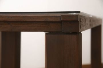 明治期の蔵戸をリペア&カスタム!脚5本を取り付け、天板用ガラスを製作しテーブルにリメイク。全体を蔵戸の色に合わせて着色仕上げ。(ダイニングテーブル)