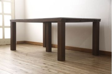 明治期の蔵戸をリペア&カスタム!脚5本を取り付け、天板用ガラスを製作しテーブルにリメイク。全体を蔵戸の色に合わせて着色仕上げ。(ダイニングテーブル)