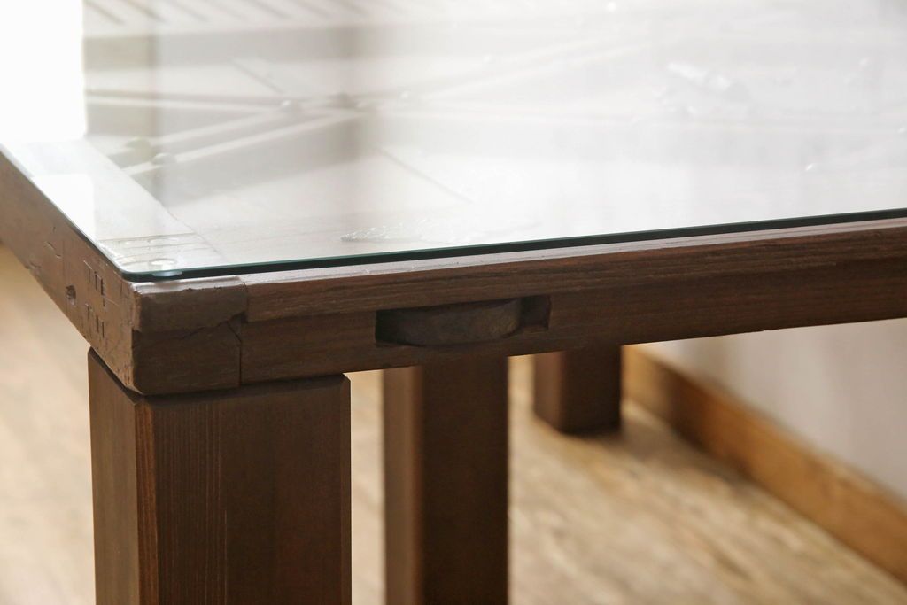 明治期の蔵戸をリペア&カスタム!脚5本を取り付け、天板用ガラスを製作しテーブルにリメイク。全体を蔵戸の色に合わせて着色仕上げ。(ダイニングテーブル)