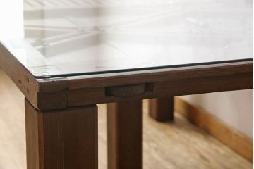 明治期の蔵戸をリペア&カスタム!脚5本を取り付け、天板用ガラスを製作しテーブルにリメイク。全体を蔵戸の色に合わせて着色仕上げ。(ダイニングテーブル)