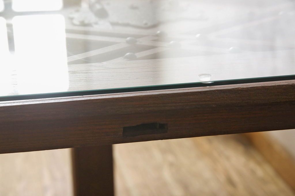 明治期の蔵戸をリペア&カスタム!脚5本を取り付け、天板用ガラスを製作しテーブルにリメイク。全体を蔵戸の色に合わせて着色仕上げ。(ダイニングテーブル)