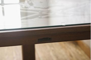 明治期の蔵戸をリペア&カスタム!脚5本を取り付け、天板用ガラスを製作しテーブルにリメイク。全体を蔵戸の色に合わせて着色仕上げ。(ダイニングテーブル)