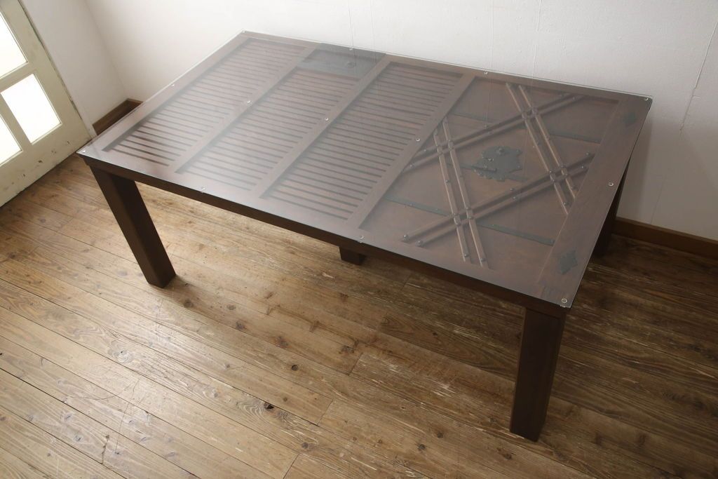 明治期の蔵戸をリペア&カスタム!脚5本を取り付け、天板用ガラスを製作しテーブルにリメイク。全体を蔵戸の色に合わせて着色仕上げ。(ダイニングテーブル)