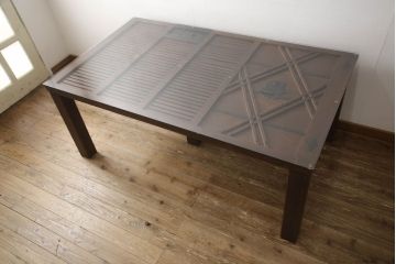 明治期の蔵戸をリペア&カスタム!脚5本を取り付け、天板用ガラスを製作しテーブルにリメイク。全体を蔵戸の色に合わせて着色仕上げ。(ダイニングテーブル)