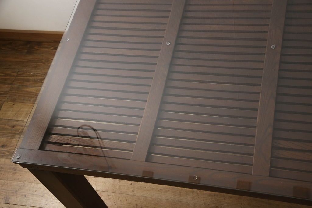 明治期の蔵戸をリペア&カスタム!脚5本を取り付け、天板用ガラスを製作しテーブルにリメイク。全体を蔵戸の色に合わせて着色仕上げ。(ダイニングテーブル)