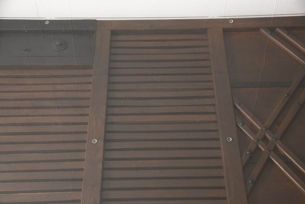 明治期の蔵戸をリペア&カスタム!脚5本を取り付け、天板用ガラスを製作しテーブルにリメイク。全体を蔵戸の色に合わせて着色仕上げ。(ダイニングテーブル)