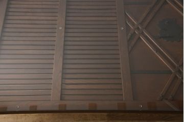 明治期の蔵戸をリペア&カスタム!脚5本を取り付け、天板用ガラスを製作しテーブルにリメイク。全体を蔵戸の色に合わせて着色仕上げ。(ダイニングテーブル)