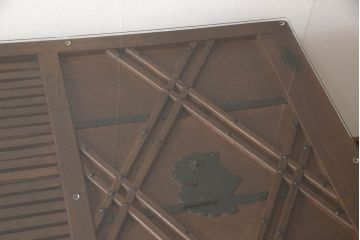 明治期の蔵戸をリペア&カスタム!脚5本を取り付け、天板用ガラスを製作しテーブルにリメイク。全体を蔵戸の色に合わせて着色仕上げ。(ダイニングテーブル)