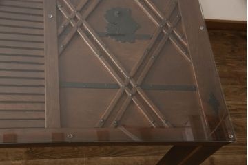 明治期の蔵戸をリペア&カスタム!脚5本を取り付け、天板用ガラスを製作しテーブルにリメイク。全体を蔵戸の色に合わせて着色仕上げ。(ダイニングテーブル)