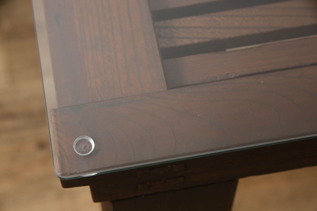 明治期の蔵戸をリペア&カスタム!脚5本を取り付け、天板用ガラスを製作しテーブルにリメイク。全体を蔵戸の色に合わせて着色仕上げ。(ダイニングテーブル)